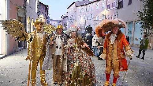 Marted&igrave; grasso in centro a Perugia: carri, maschere di ogni tipo anche costumi origami