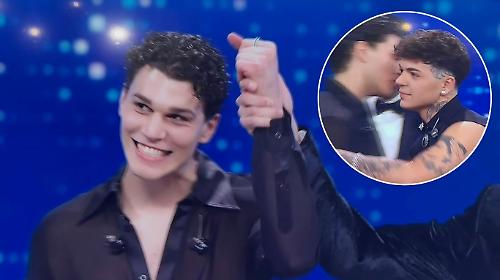 L'abbraccio tra Nicol&ograve; Filippucci e Blind sul palco dell'Ariston: Umbria protagonista | FOTO E VIDEO&nbsp;