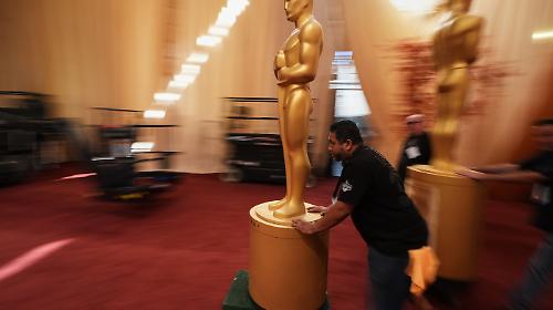 Oscar 2026, la guida alla cerimonia: i presentatori, chi canta, l'orario del miglior film e dove vederla in tv