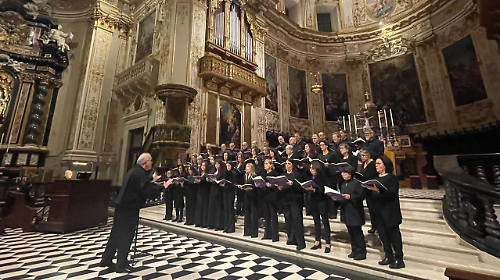 Ricordando le vittime del Covid: la Corale Marietta Alboni commuove il Duomo di Bergamo
