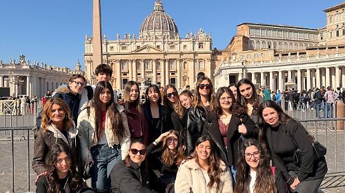 Docente accoltellata in classe: sfoglia l'inserto Scuola & lavoro