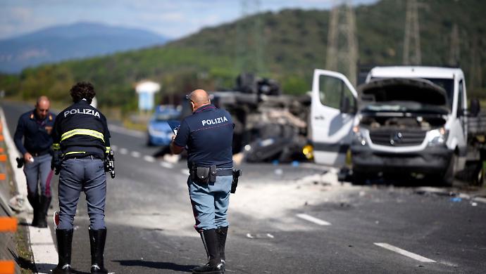 Vergogna Aurelia, l&rsquo;urlo della Maremma a passo d'uomo: "Basta morti, ora sicurezza"