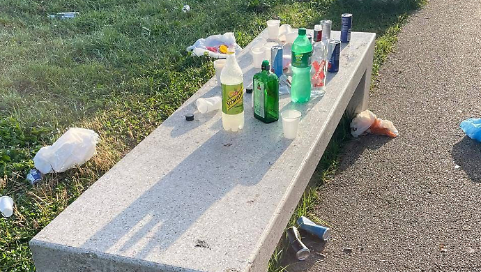 I rifiuti nel parco di Follonica dopo la notte di Halloween