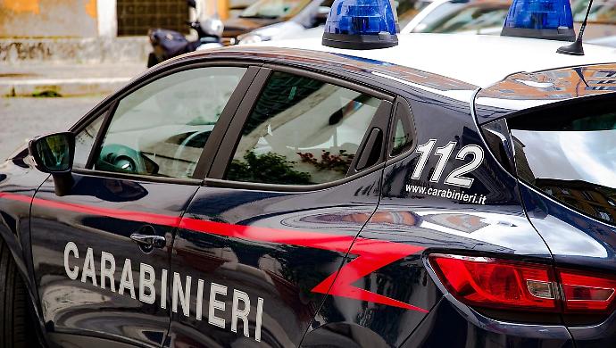 Droga e irregolarit&agrave; antincendio: blitz nei locali sulla costa, arrestato spacciatore