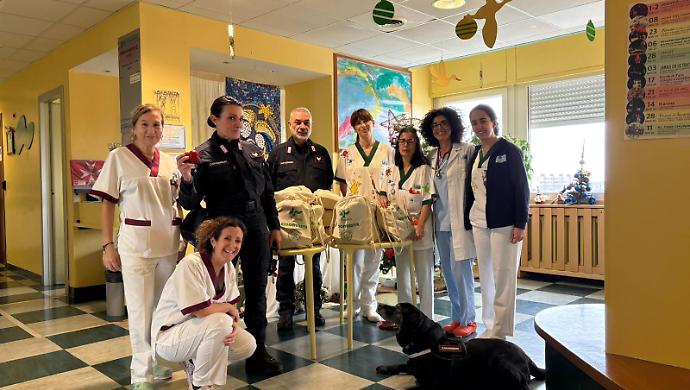 Epifania di solidariet&agrave;, una carovana di Befane porta doni all&rsquo;ospedale: le foto