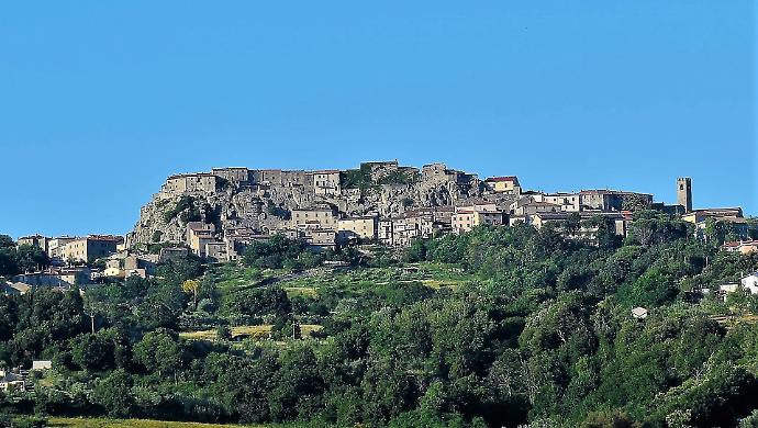 &Egrave; il salmone della Maremma: non &egrave; un pesce, ma va controcorrente: Roccastrada
