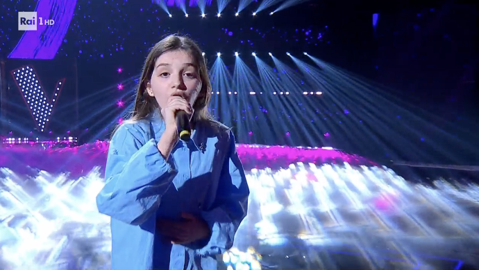 Tutti in piedi per Serena a The Voice Kids: standing ovation per la giovane di Grosseto