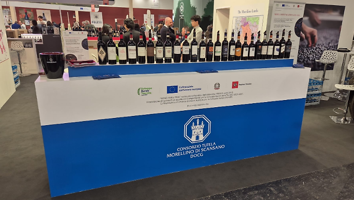 Scacco matto del Morellino a Parigi: il Sangiovese trascina la Toscana