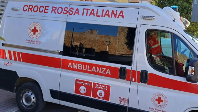 Scontro auto-bici: paura per una ciclista di 34 anni