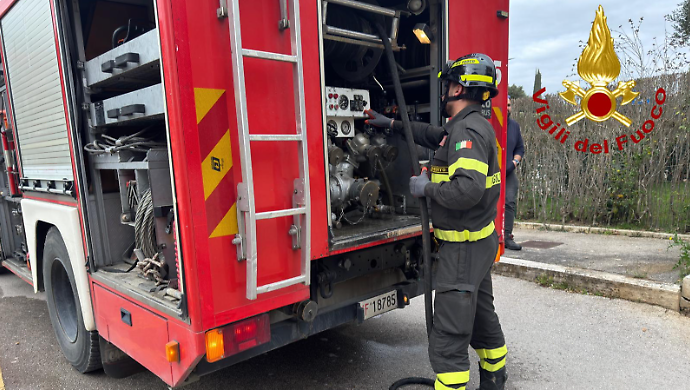 Incendio di una canna fumaria in citt&agrave;: l'intervento dei Vigili del fuoco