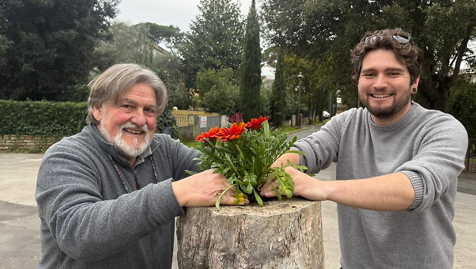 Progetto nuove radici, a Portiglioni i tronchi secchi diventano fioriere