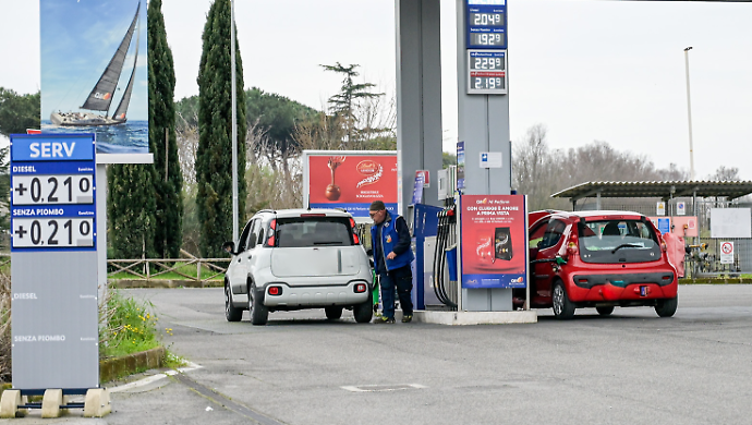 Caro carburanti, scattano i controlli della Guardia di finanza: distributori sotto la lente anche in Maremma