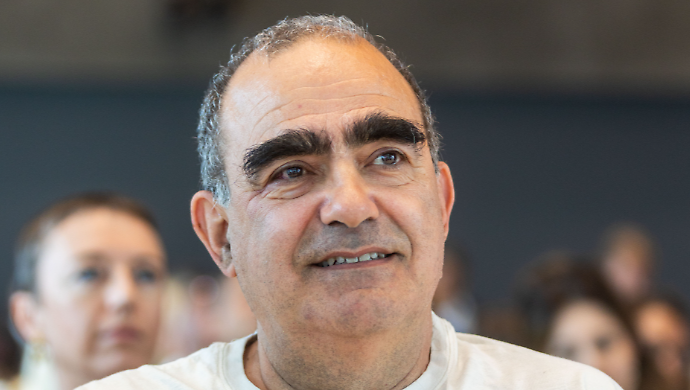 Elio arriva al Teatro Moderno: musica e satira nello spettacolo &ldquo;Quando un musicista ride&rdquo;