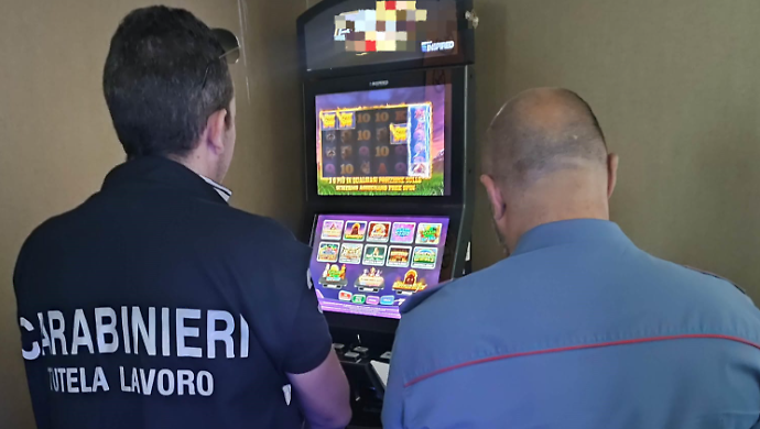 Sale slot nel mirino dei Carabinieri: attivit&agrave; sospesa e due imprenditori denunciati e multati