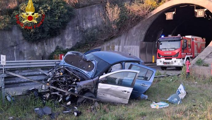 Schianti sull&rsquo;Aurelia, auto fuori strada con padre e figlia di due anni