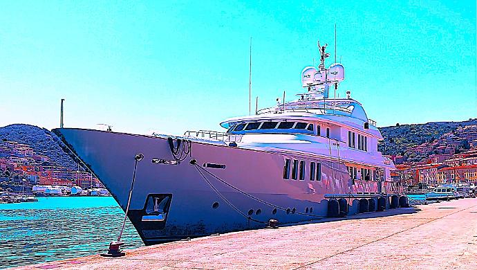 Il Rose Pigre apre la danza dei giganti sul mare: ecco il primo superyacht della stagione