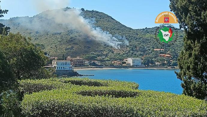 L'Argentario brucia: elicotteri e squadre in lotta contro le fiamme e il vento
