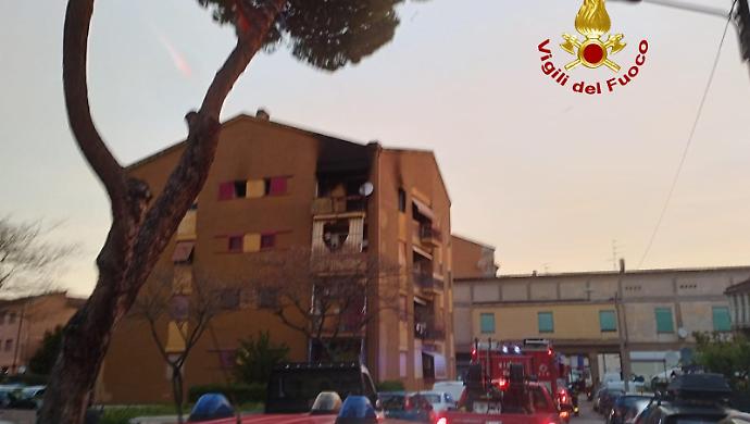 Casa in fiamme nella notte: donna ferita, palazzo evacuato