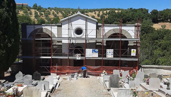 Il caso cimiteri: il sindaco chiarisce i ritardi e annuncia i nuovi lavori