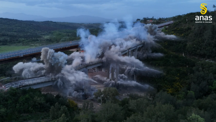 Il vecchio viadotto La Coscia salta in aria: un altro passo verso la nuova Grosseto-Siena