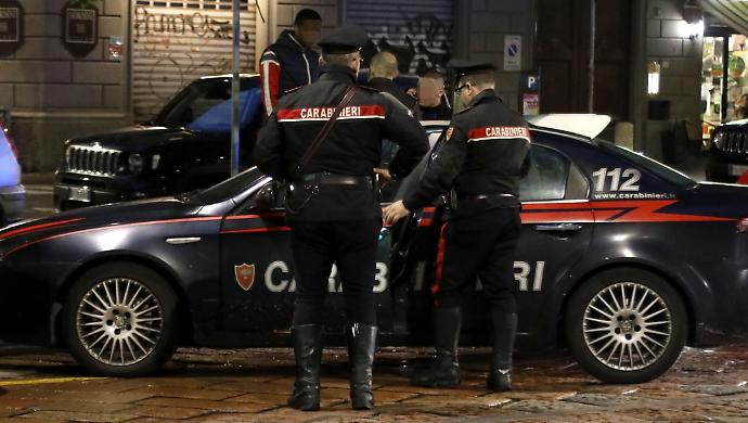 La figlia non risponde e chiama i carabinieri: la trovano a casa con il compagno e la droga