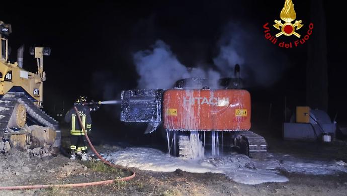 Incendio nell'azienda agricola: quattro mezzi carbonizzati, si cercano le cause