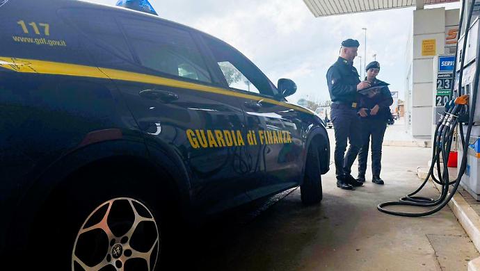 Carburante dopato e pericoloso: la Finanza chiude una pompa e sequestra 4.500 litri di gasolio