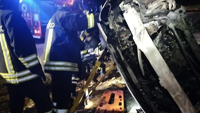 Tragedia sulla statale Grosseto-Siena: muore a 37 anni nell'auto in fiamme