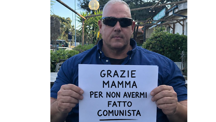 "Grazie mamma per non avermi fatto comunista": la foto del sindaco infiamma Facebook
