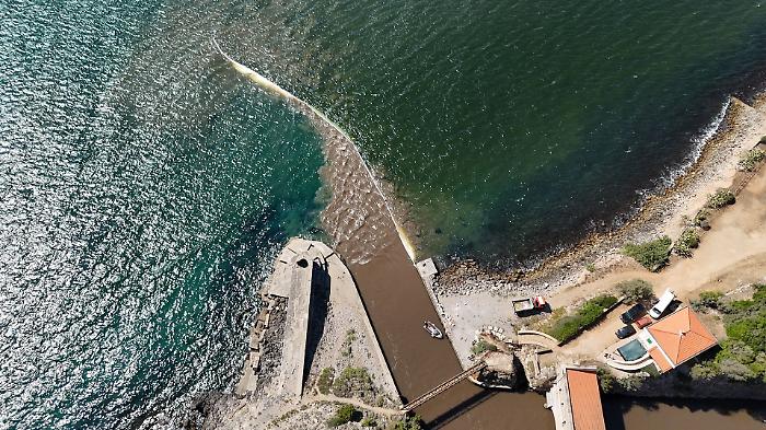 Orbetello, migliora la situazione della Laguna, il sindaco: "Installate le panne di contenimento"