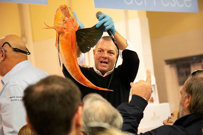 Castiglione della Pescaia, alla Conad c'è l'asta del pesce