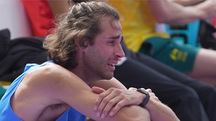 Olimpiadi, altra colica renale per Gianmarco Tamberi a poche ore dalla finale: "E' tutto finito". Ma scender&agrave; in pedana