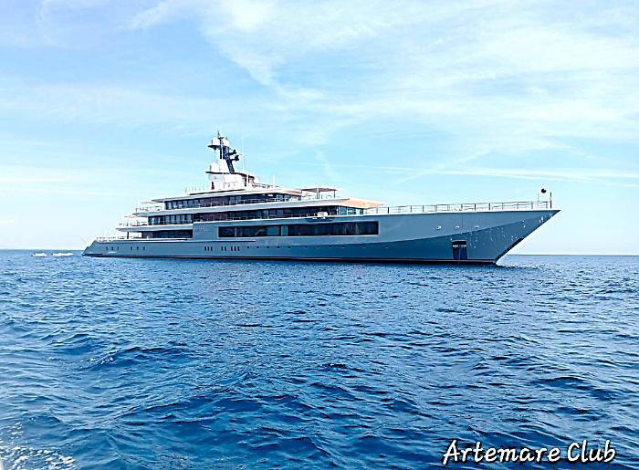 Porto Ercole, Steven Spielberg e il suo mega yacht di lusso nelle acque dell'Argentario