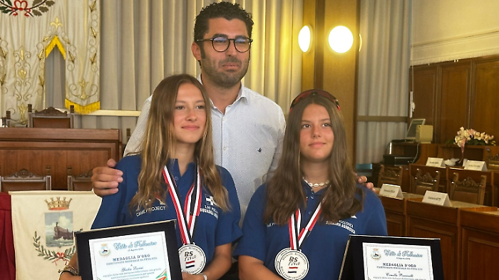 Follonica, vela: Camilla e Giulia sono campionesse del mondo. La cerimonia con il sindaco