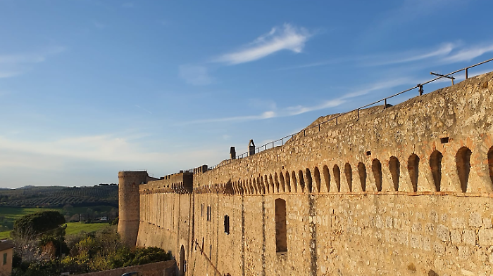 Le mura di Magliano in Toscana