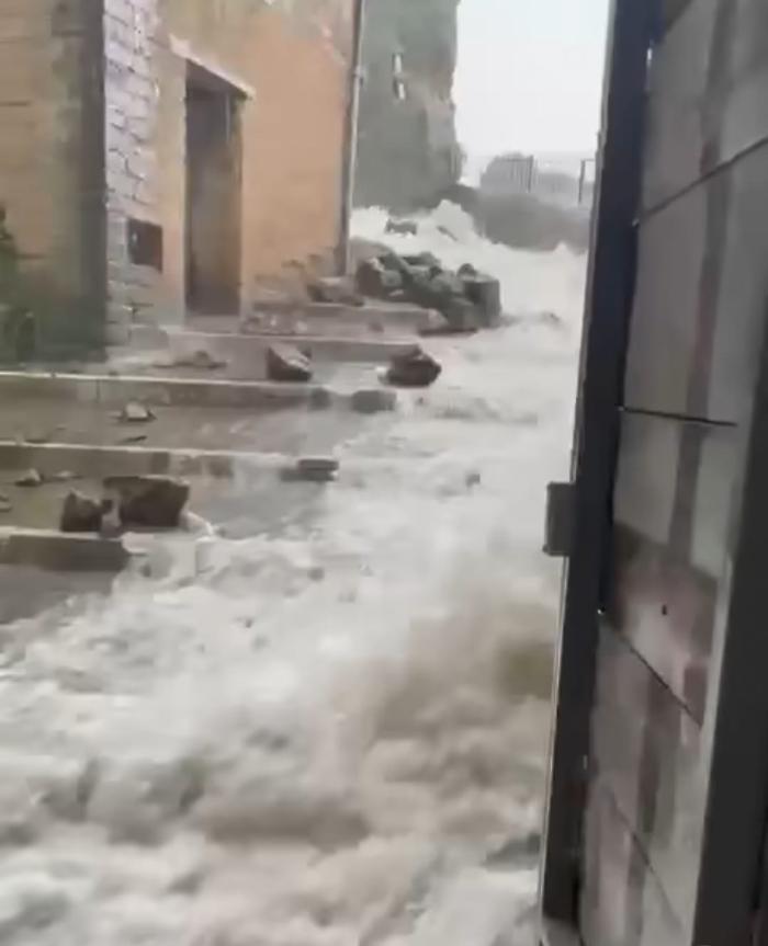 Pitigliano colpita dal maltempo: crolla un muro e non c'è corrente nel centro storico