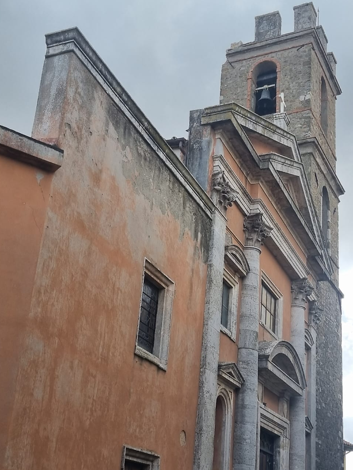 Manciano, dopo il fulmine che ha colpito il campanile il sindaco chiude la chiesa di San Leonardo