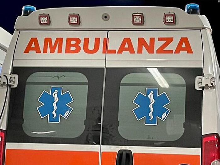 Travolto da un'auto sulle strisce pedonali in via Senese, ciclista muore in ospedale
