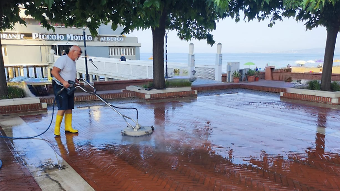Follonica, pulizia straordinaria della città: lavaggi con vapore ad alta temperatura in strade e piazze