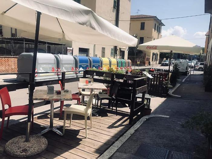 Grosseto, spostano i cassonetti davanti al bar in cui si mangia all'esterno: esercenti sul piede di guerra