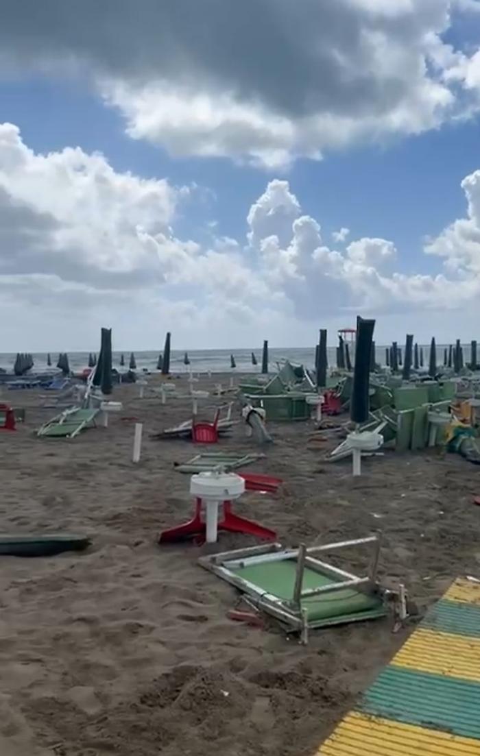 Grosseto, tromba marina si scaglia sui bagnetti della costa, ombrelloni e sdraio volano via