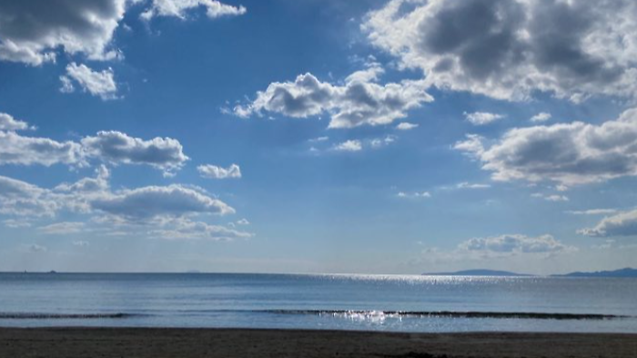 Follonica, il maltempo danneggia anche le spiagge: mezzi al lavoro per ripristinare la situazione