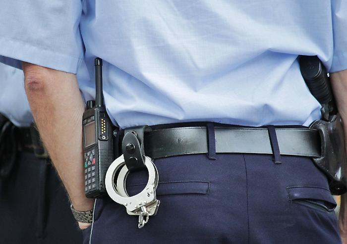 Grosseto, 18 enne si sdraia sui binari ma viene salvata dai poliziotti: il ringraziamento del Prefetto