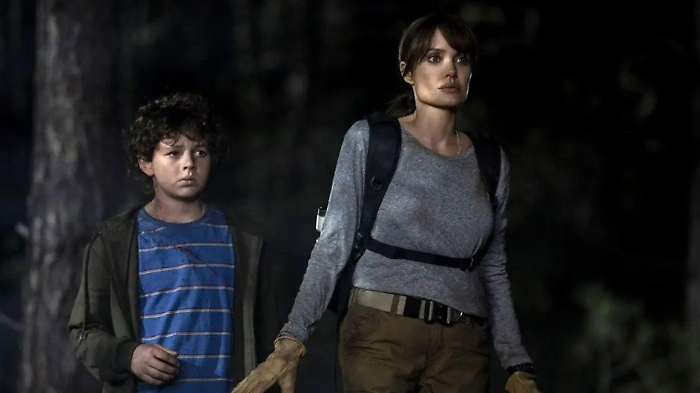 Quelli che mi vogliono morto stasera 19 settembre su Rai 2 il thriller con Angelina Jolie 