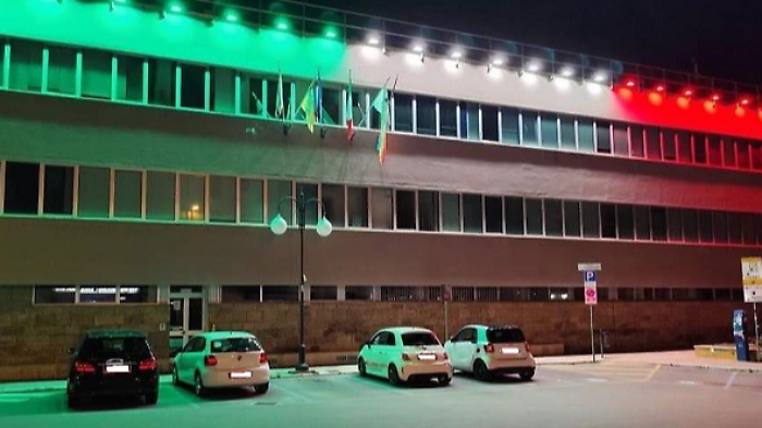 Follonica, luci sul municipio: nuovo impianto per illuminare la facciata