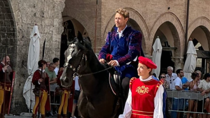 Massimiliano Ossini e la passione meno nota: la Quintana. L'amore per la moglie Laura e la battaglia con il tumore. La sfida di Ballando