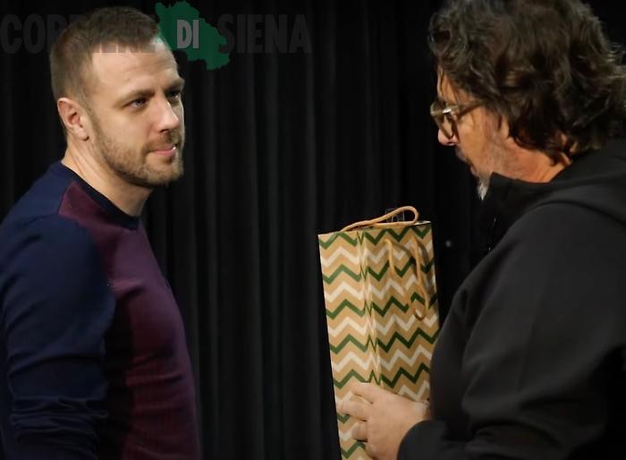 Il coach litiga con un giornalista in conferenza stampa. Poi il colpo di scena