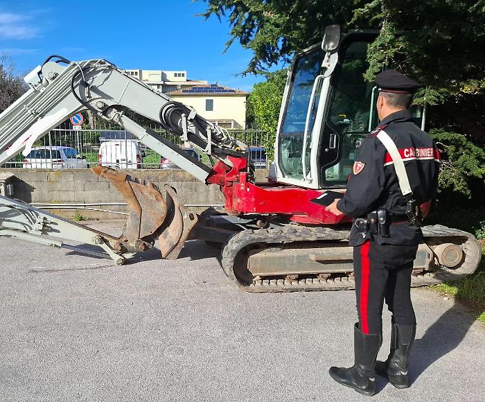 carabinieri escavatore