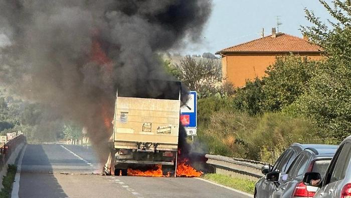 camion in fiamme aurelia