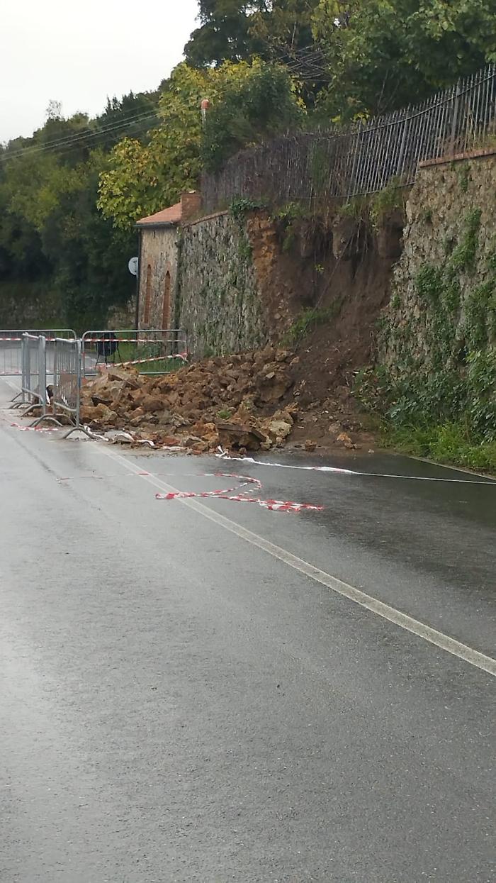 Massa Marittima, il maltempo non si placa: crolla un muro lungo la strada, in atto i lavori per ripristinarla